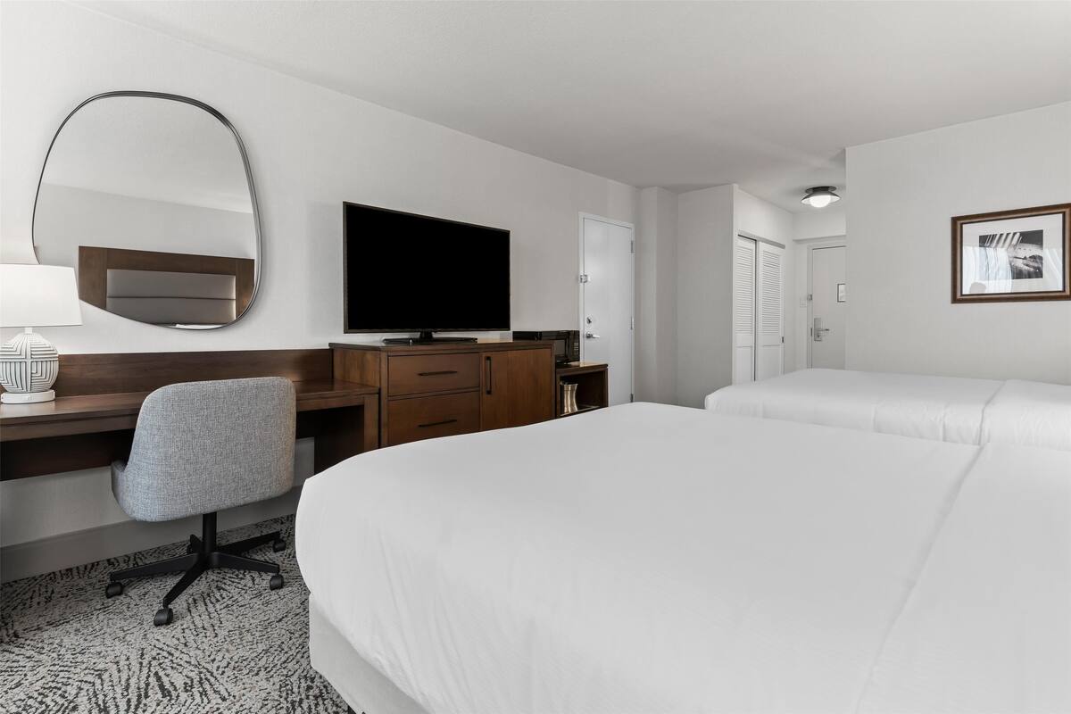 Habitación Deluxe, 2 camas de matrimonio | Ropa de cama hipoalergénica, caja fuerte, cortinas opacas