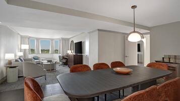 Suite, 1 King Bed | Living area