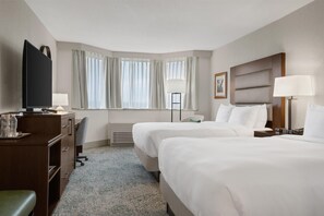 Combined shower/tub, free toiletries, hair dryer, towels