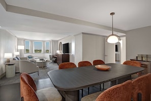 Suite, 1 King Bed | Living area