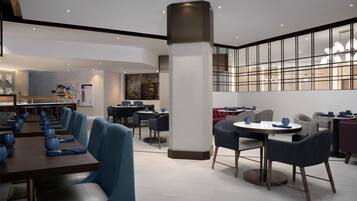 Desayuno completo diario (USD 27 por persona)