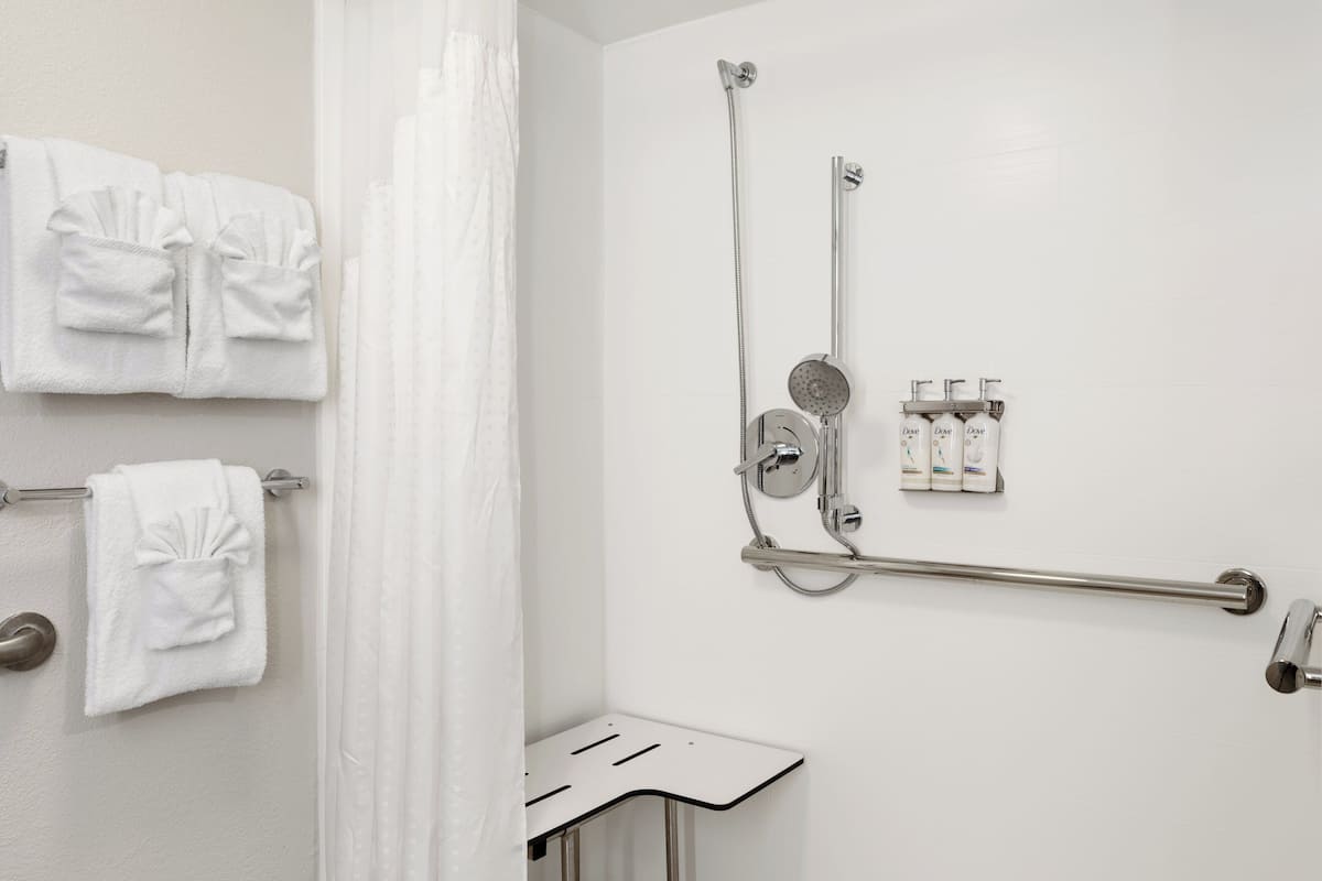 Standardrum - 1 kingsize-säng - tillgänglighetsanpassat (Mobility, Transfer Shower) | Skrivbord, mörkläggningsgardiner, strykjärn/strykbräda och gratis wi-fi
