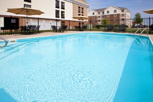 Una piscina al aire libre de temporada