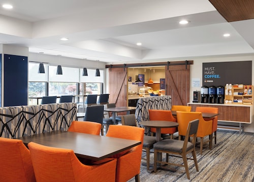 Holiday Inn Express Indianapolis Airport by IHG