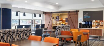 Holiday Inn Express Indianapolis Airport by IHG