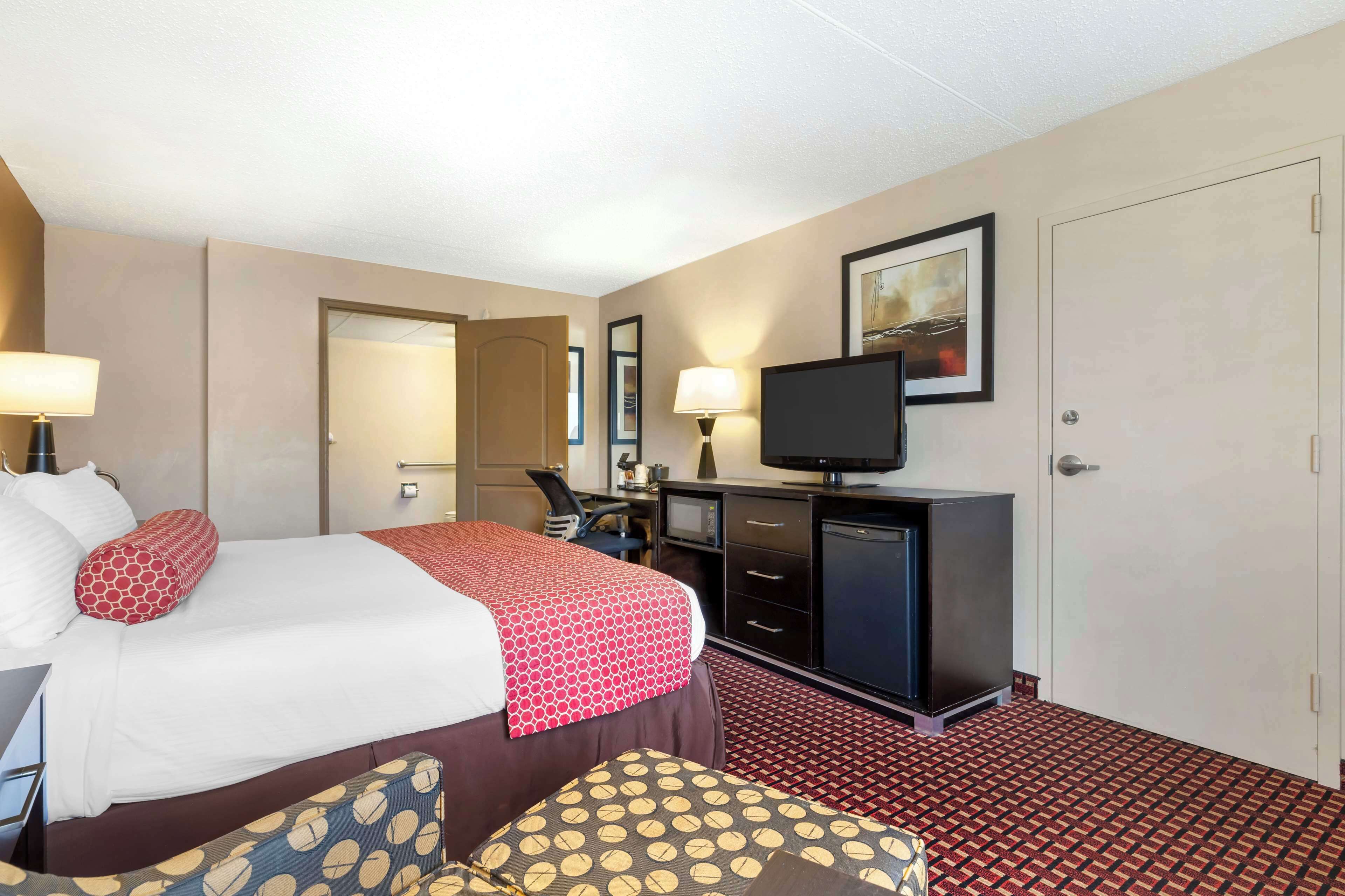 standard room, 1 king bed, accessible, refrigerator & microwave (walk-in shower) | 1 bedroom, pillow-top beds, desk, laptop workspace