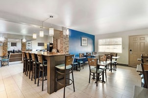 Desayuno completo gratuito y diario