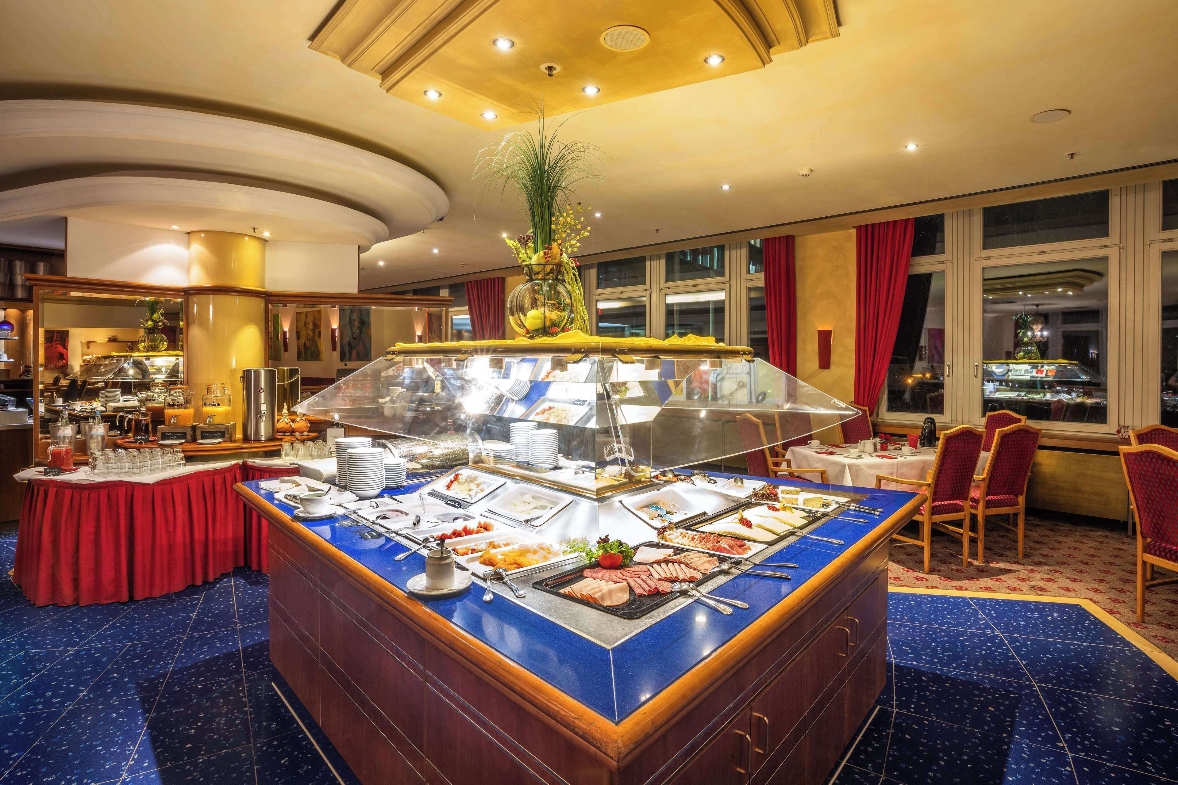 Desayuno buffet diario (EUR 19.00 por persona)