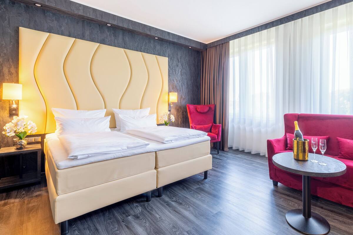 Dobbeltrom – comfort | Minibar, safe på rommet, skrivebord og skrivebord for bærbar PC