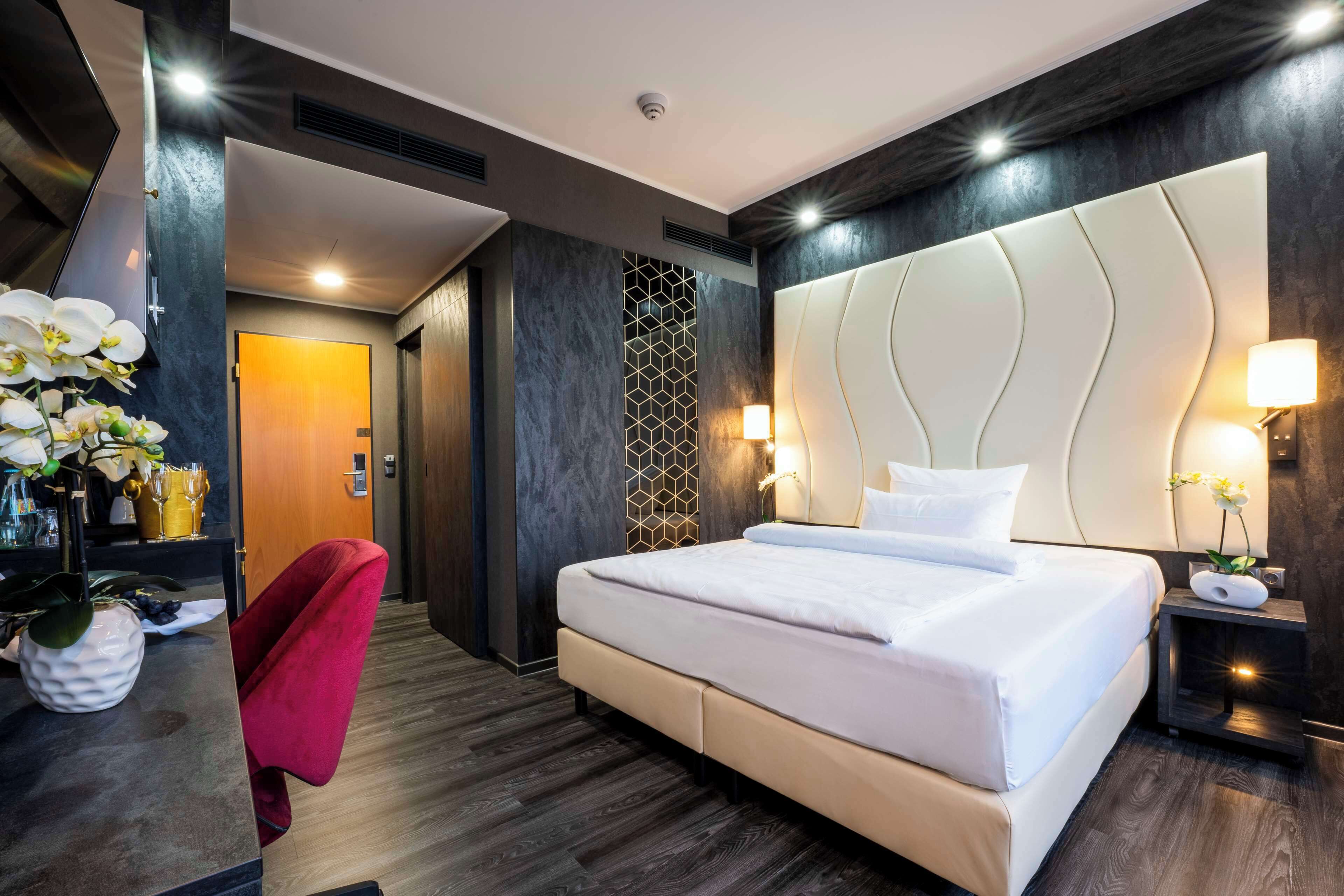 Laptop workspace, soundproofing, iron/ironing board, free WiFi