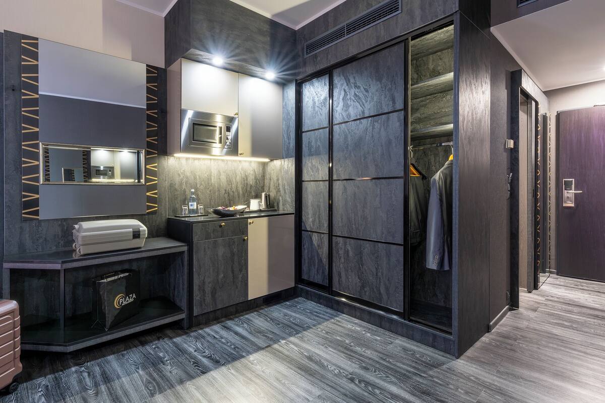 Dobbeltrom – premium, utsikt mot innsjø | Minibar, safe på rommet, skrivebord og skrivebord for bærbar PC