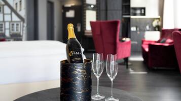 Junior-Suite | Minibar, Zimmersafe, Schreibtisch, laptopgeeigneter Arbeitsplatz