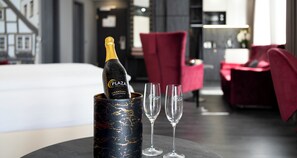 Junior Suite | Minibar, in-room safe, desk, laptop workspace - PLAZA Premium Schwerin (Schwerin)