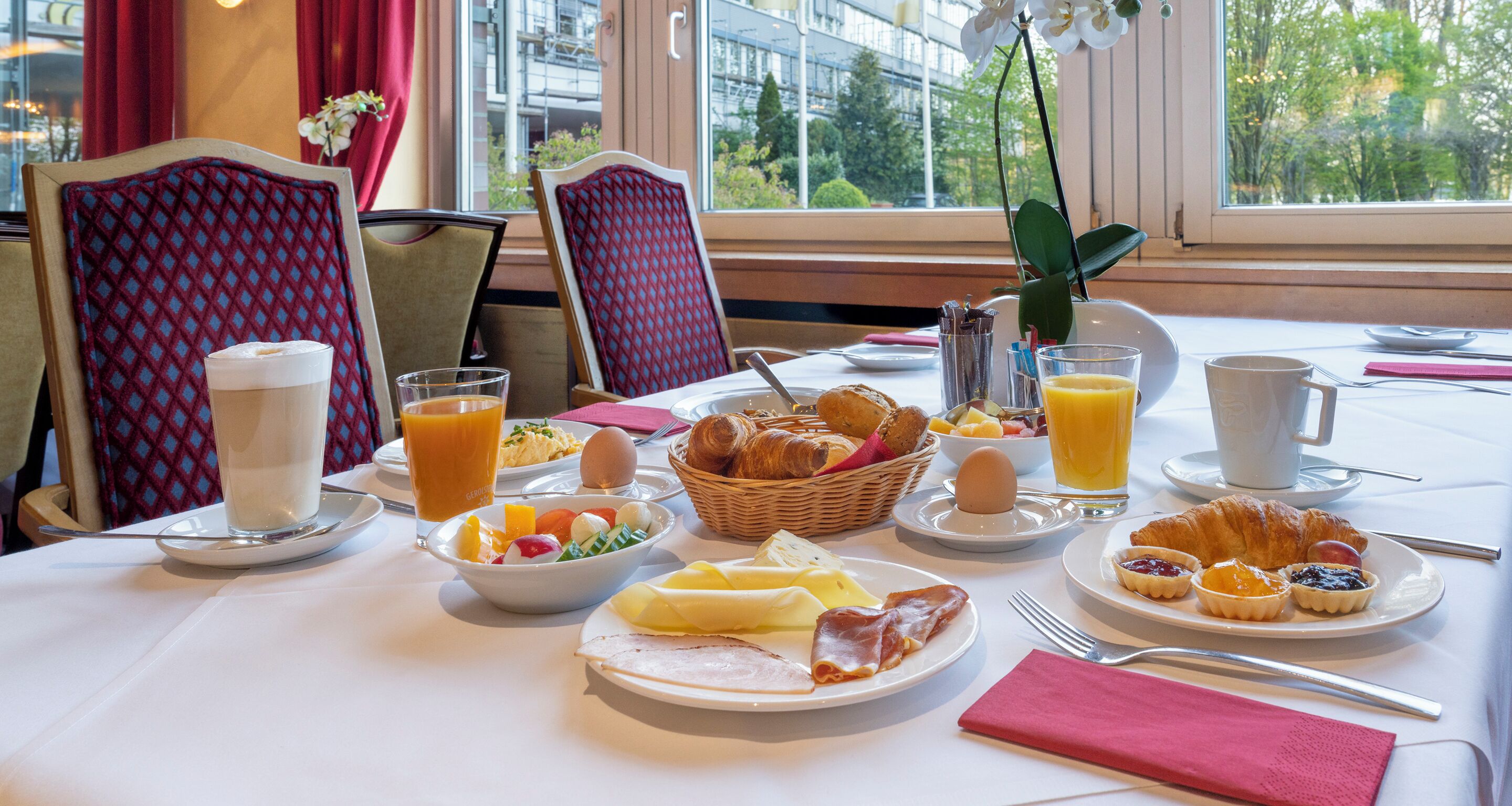 Petit déjeuner buffet (19.00 EUR par personne)