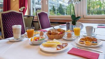 Petit déjeuner buffet (19.00 EUR par personne)