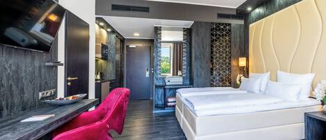 مساحة عمل للكمبيوتر المحمول وتجهيزات عازلة للصوت ومكواة/لوح كي