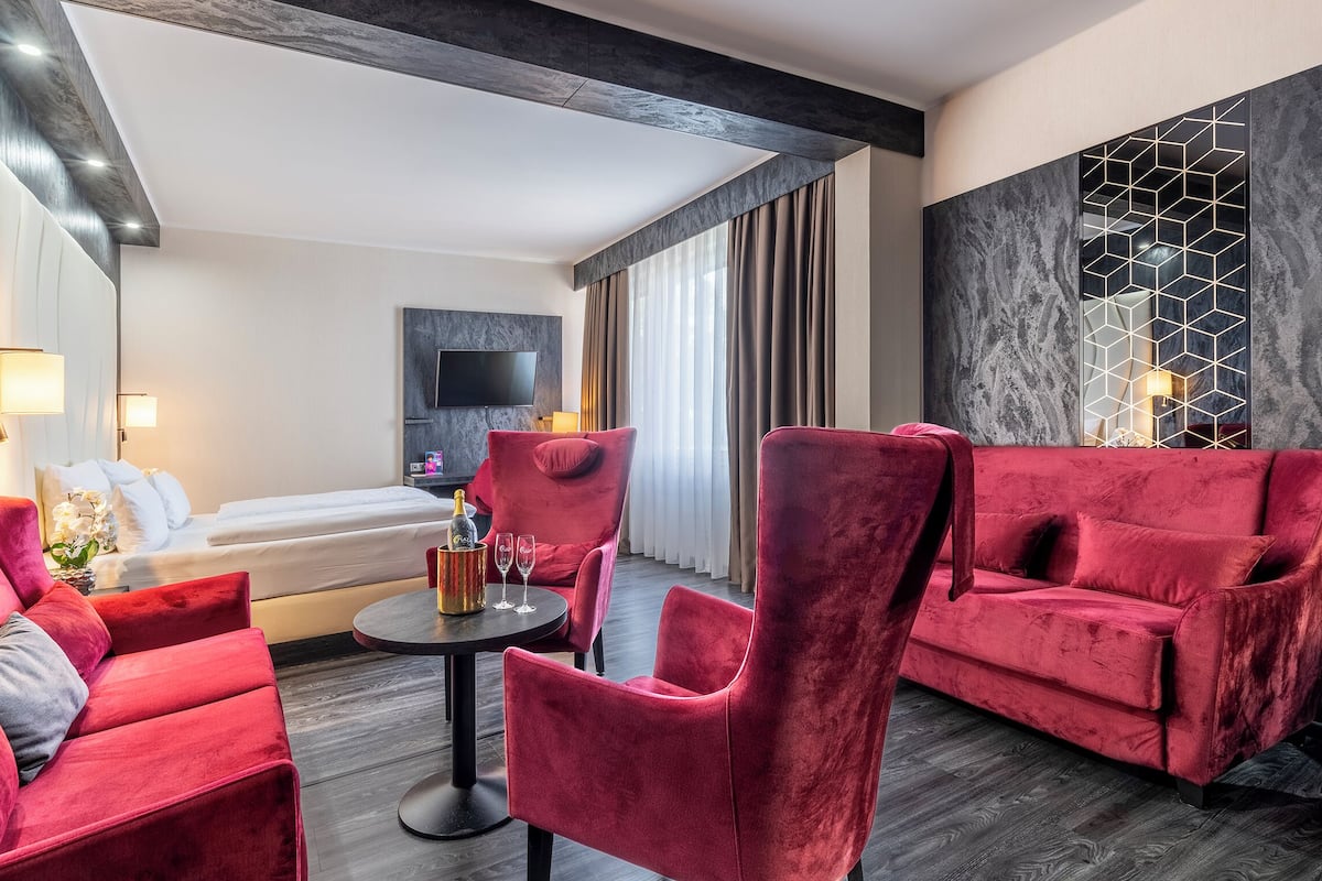 Premium-Zimmer, 2 Einzelbetten, Seeseite (with Sofabed) | Laptop workspace, soundproofing, iron/ironing board, free WiFi