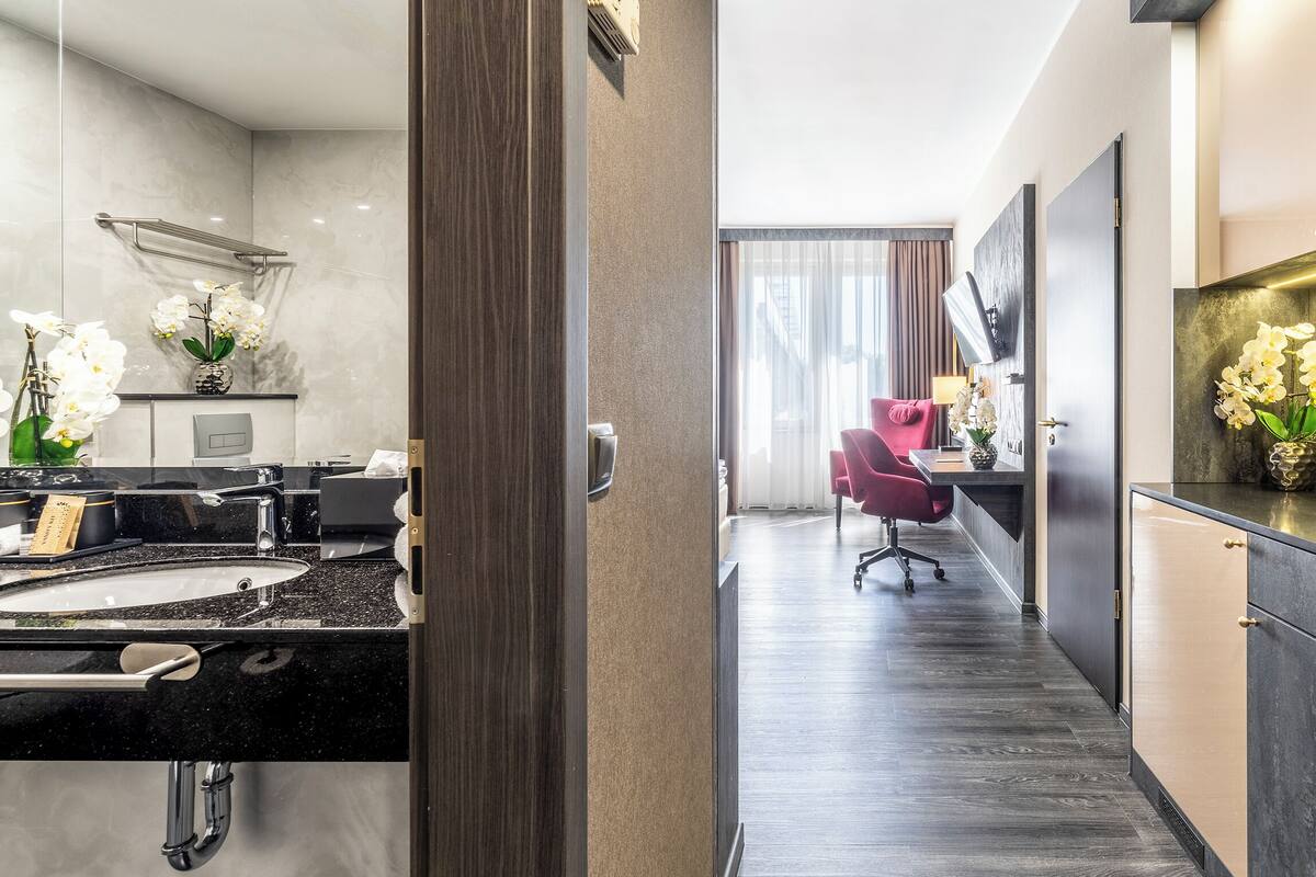 Dobbeltrom – standard, utsikt mot innsjø | Minibar, safe på rommet, skrivebord og skrivebord for bærbar PC