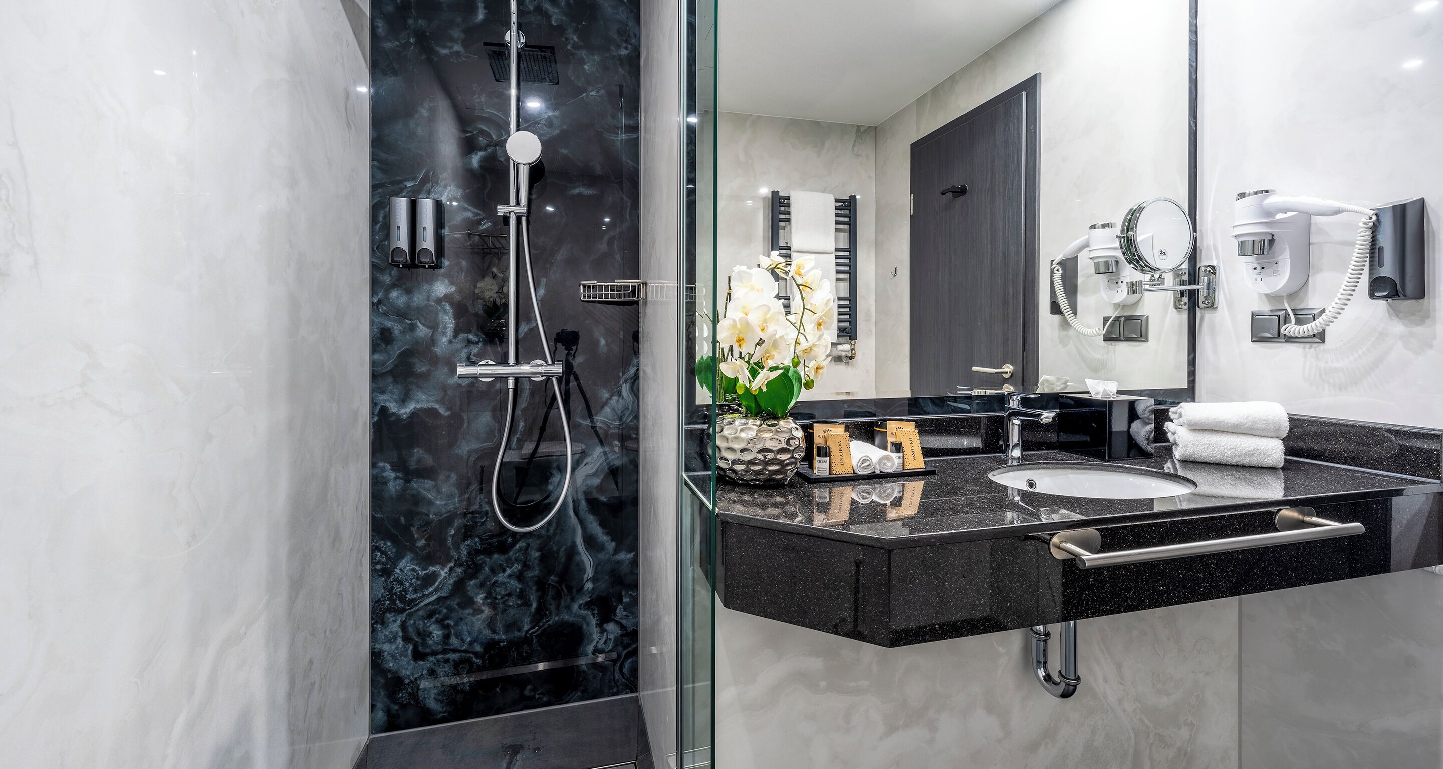 Standard Doppelzimmer Seeseite | Badezimmer | Dusche, Regendusche, Haartrockner, Hausschuhe