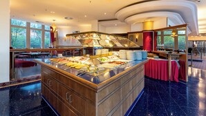 Petit déjeuner buffet servi tous les jours en supplément