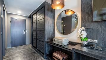 Standard Room for Single Use | Minibar, in-room safe, desk, laptop workspace