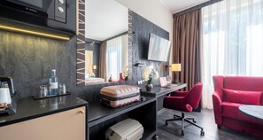 Habitación Confort, 2 camas individuales | Espacio para trabajar con un portátil y sistema de insonorización