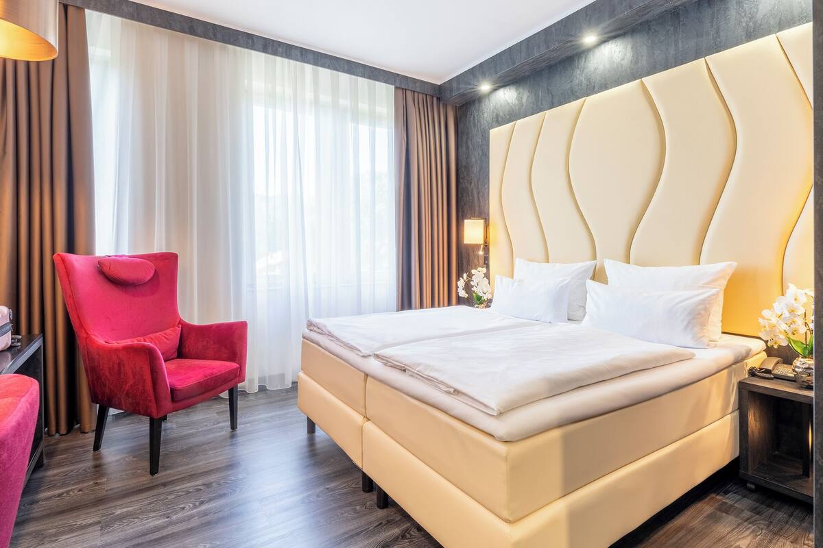 Dobbeltrom – standard | Minibar, safe på rommet, skrivebord og skrivebord for bærbar PC