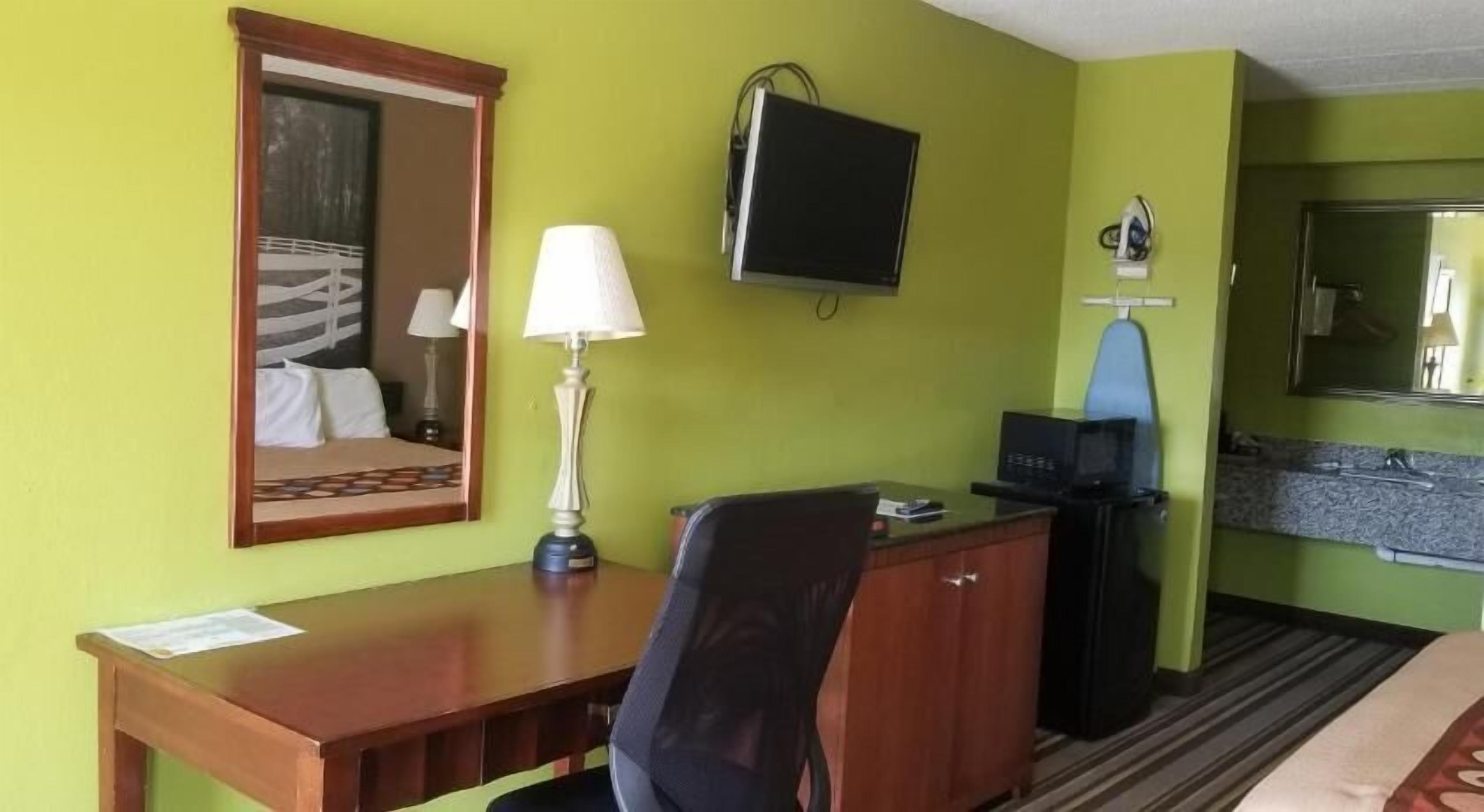 Escritorio, cortinas blackout y tabla de planchar con plancha 