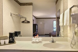 Escritorio, cortinas blackout y tabla de planchar con plancha 