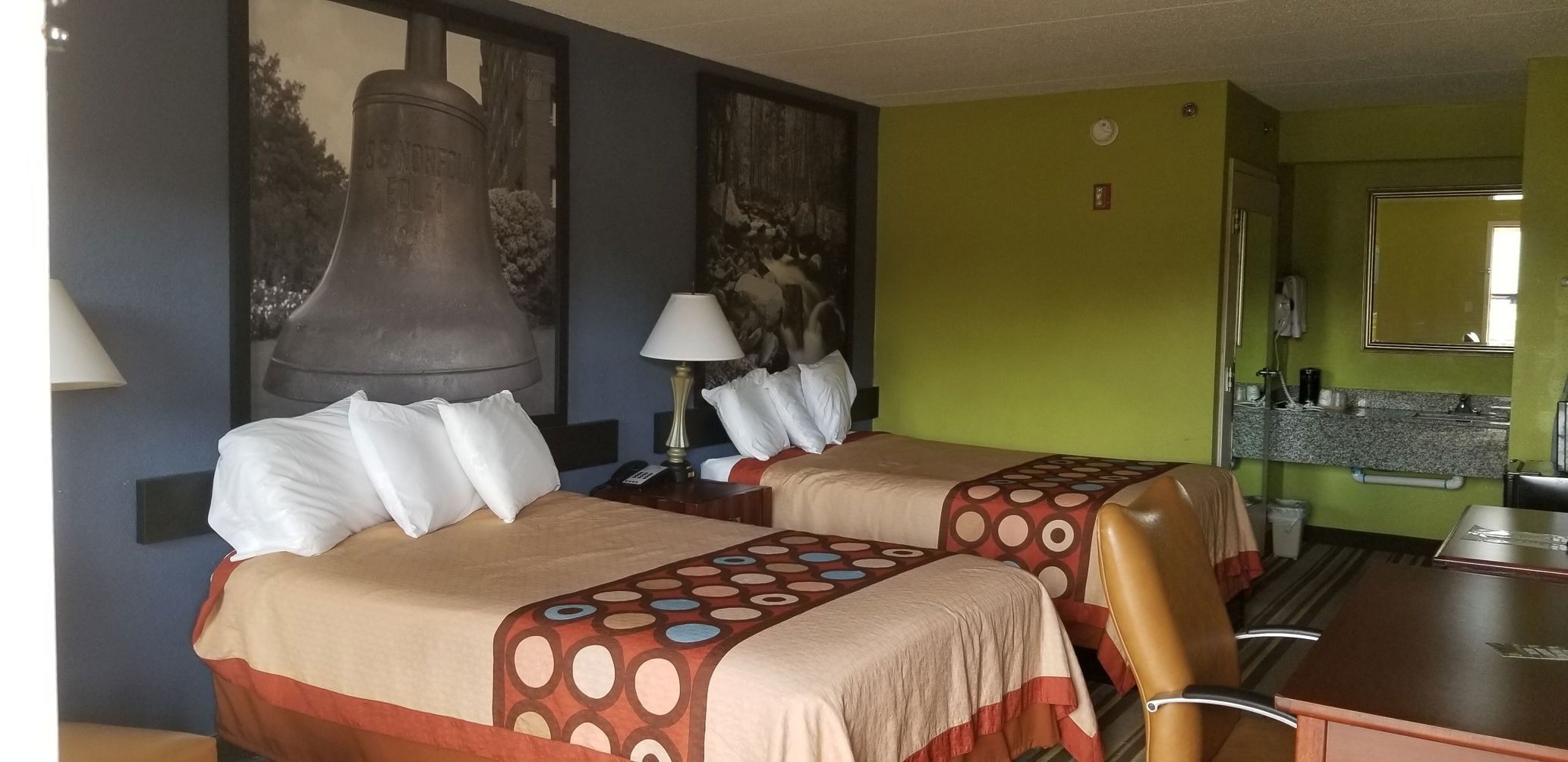 Escritorio, cortinas blackout y tabla de planchar con plancha 