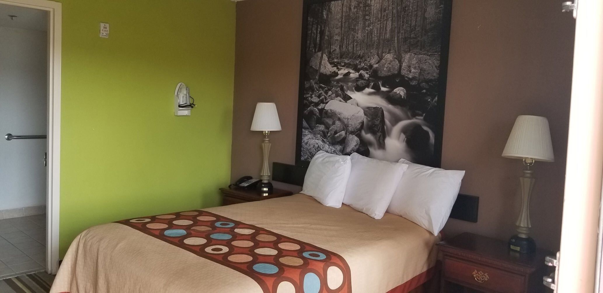 Escritorio, cortinas blackout y tabla de planchar con plancha 