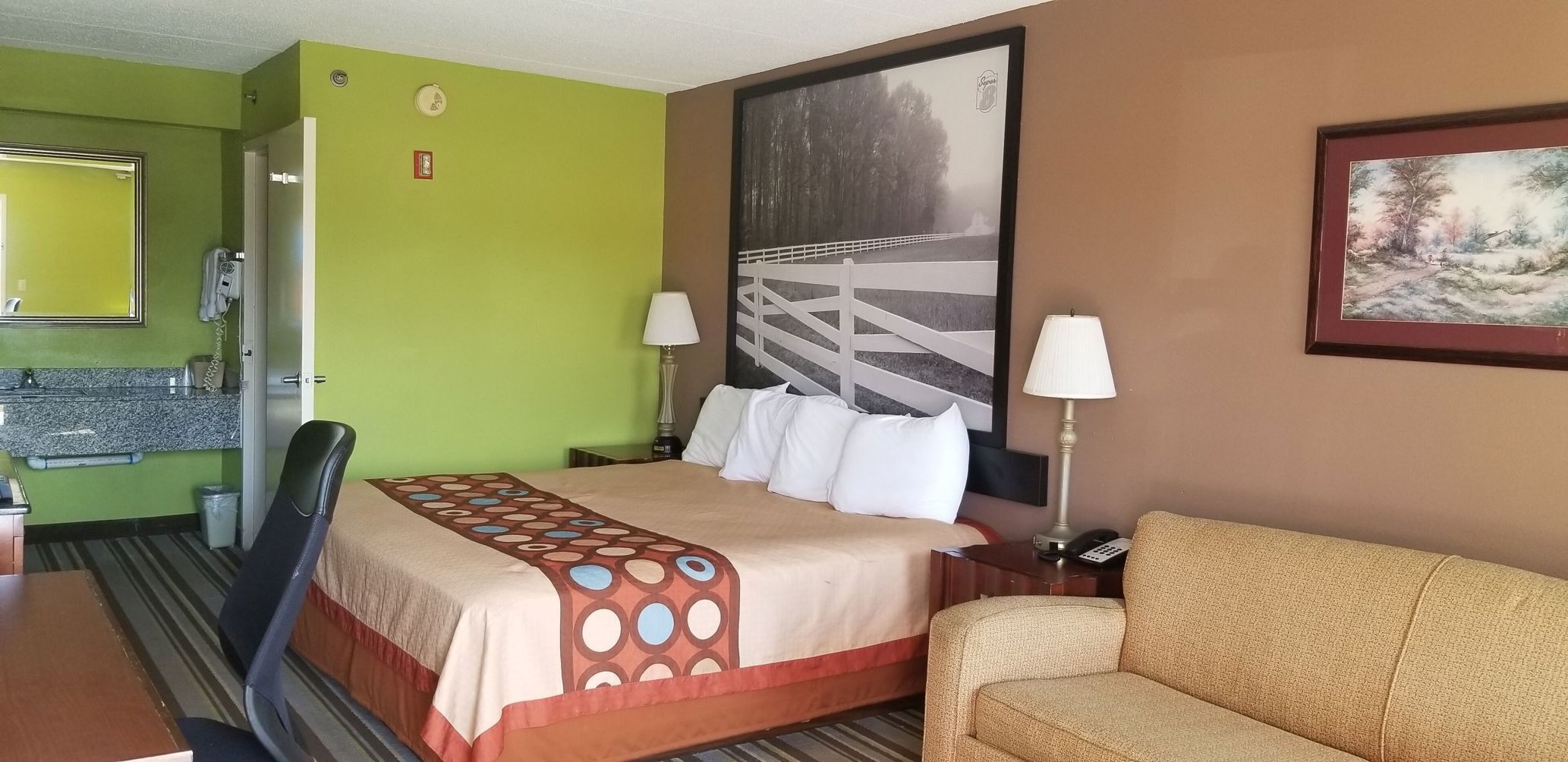 Escritorio, cortinas blackout y tabla de planchar con plancha 