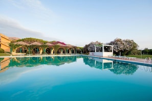 Outdoor pool, pool loungers - Resort Marina di Castello Golf & SPA (Castel Volturno)