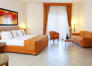 Minibar, safe på rommet, skrivebord og blendingsgardiner