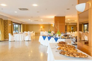 Daily buffet breakfast (EUR 7 per person)