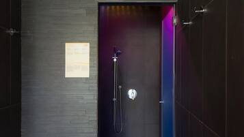 Sauna, hot tub, steam room, Turkish bath/hammam, body treatments