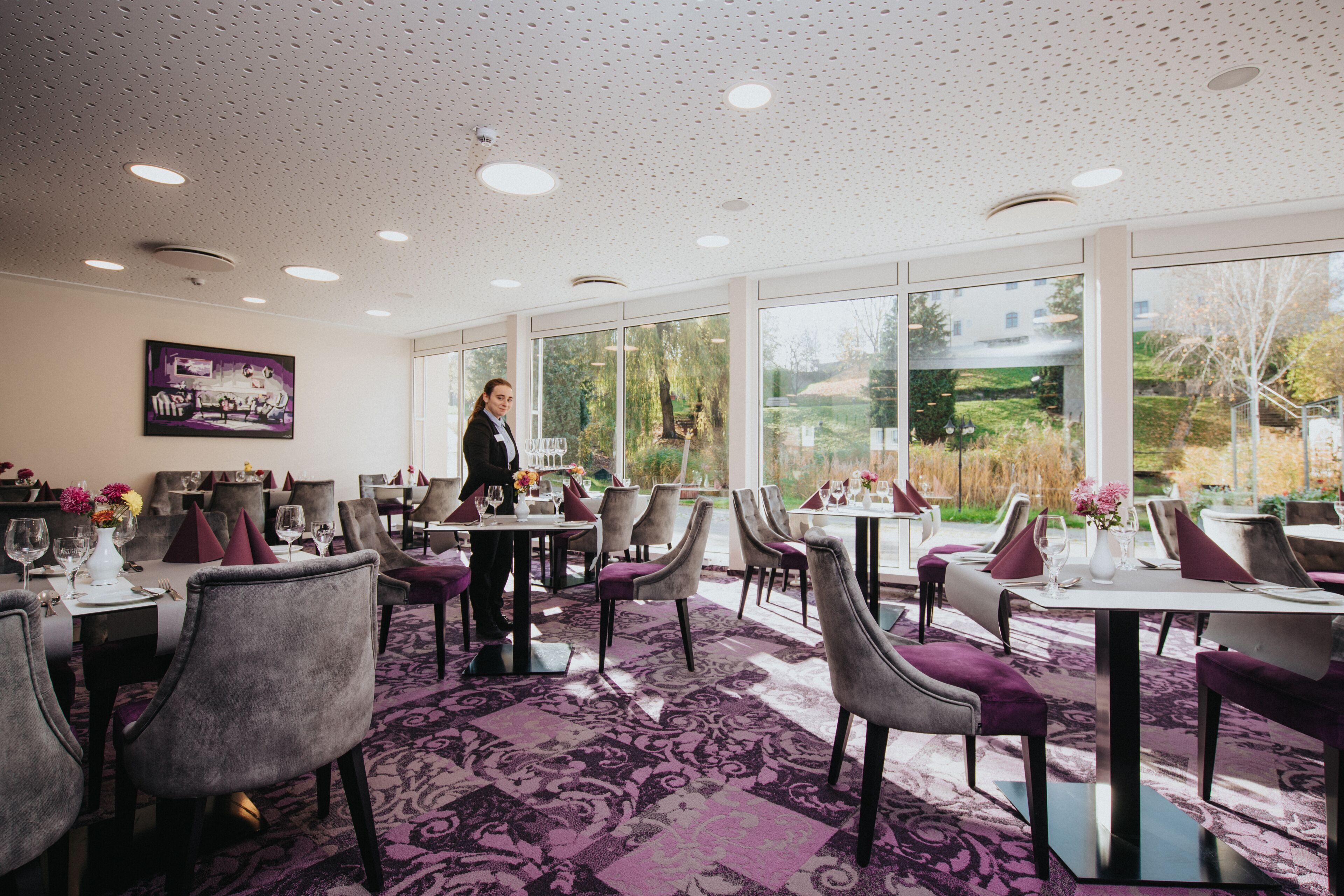 Lunch and dinner served, international cuisine