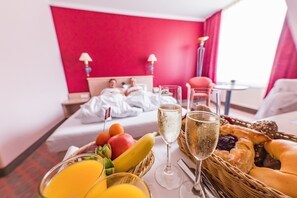 Habitació doble superior, 1 llit de matrimoni gran | Sala d'estar | Televisor de pantalla plana