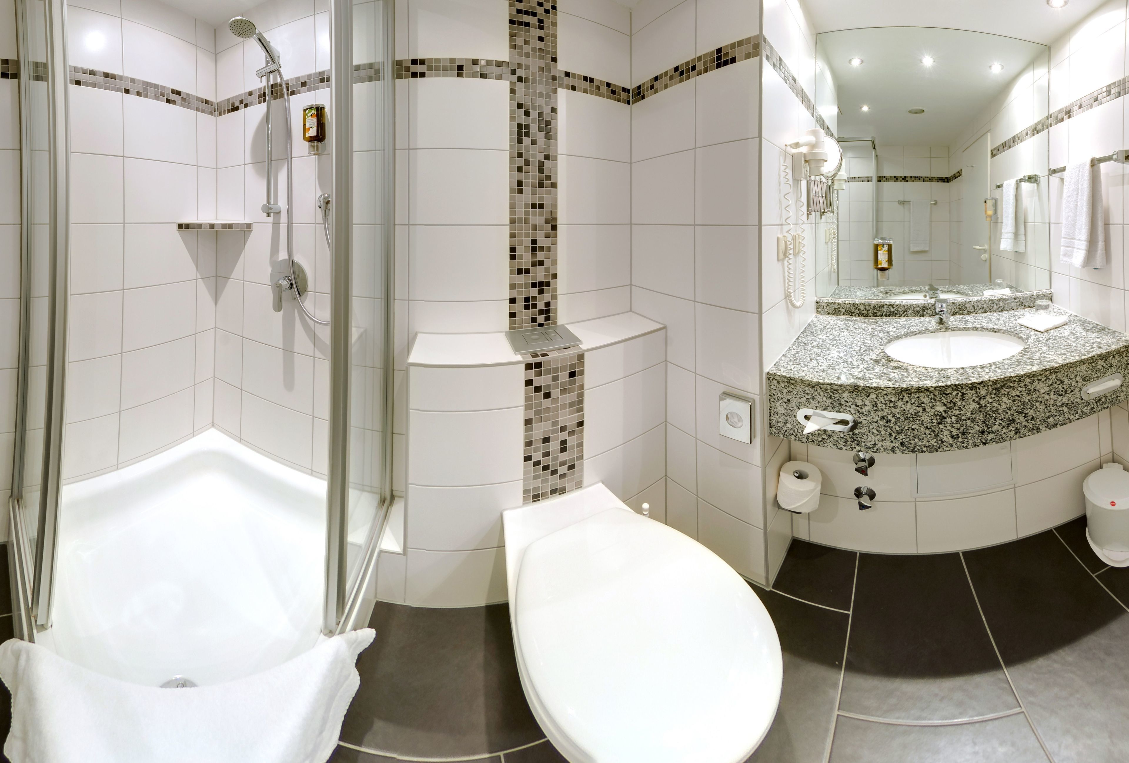 Kostenlose Toilettenartikel, Haartrockner, Handtücher