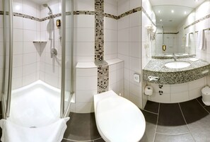 Kostenlose Toilettenartikel, Haartrockner, Handtücher