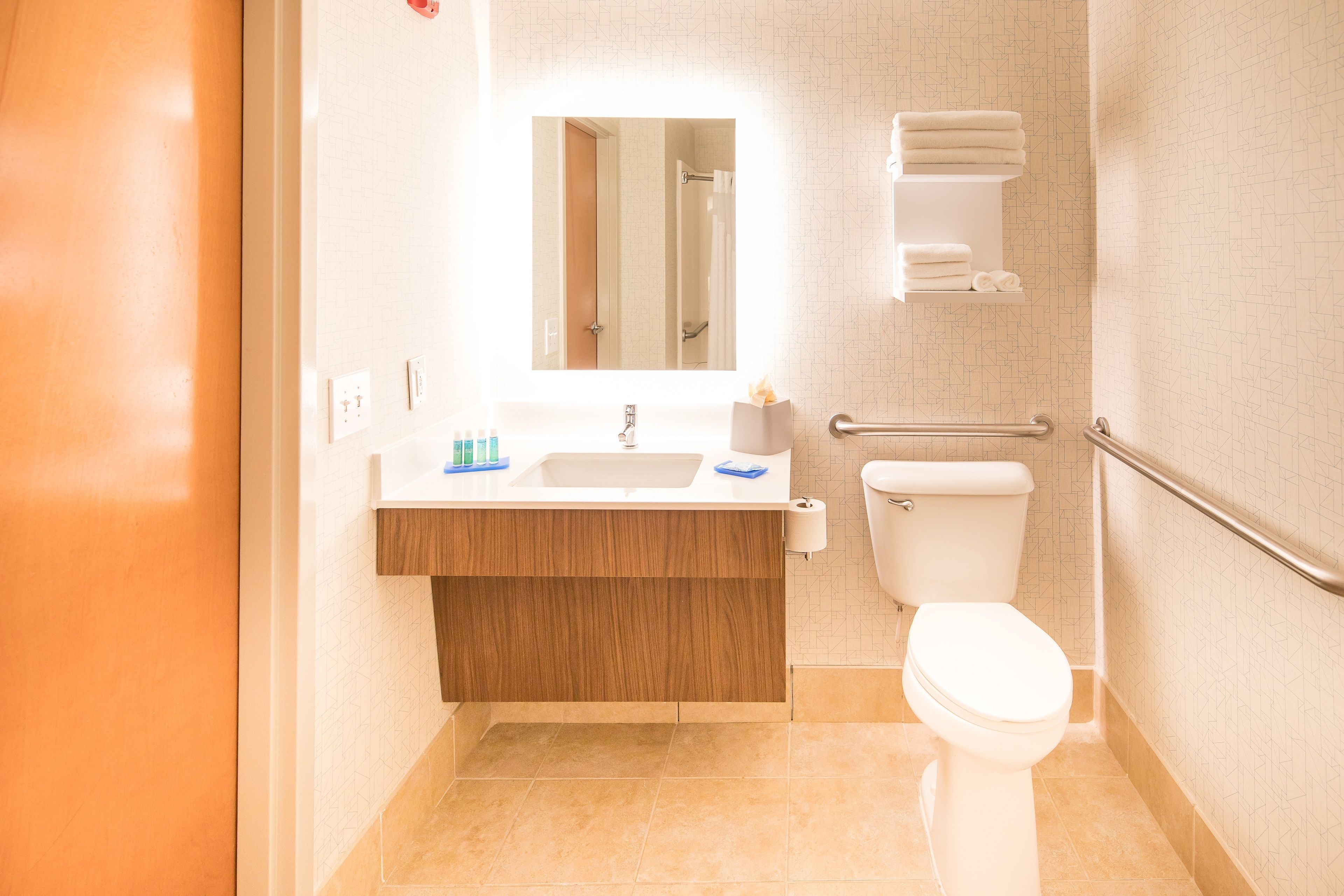 standard room, 1 king bed, mobility accessible (communications, accessible tub) | bathroom | combined shower/bathtub, free toiletries, hair dryer, towels