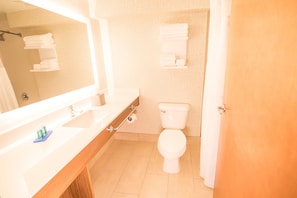 Combined shower/bathtub, free toiletries, hair dryer, towels