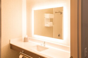 Ensemble douche/baignoire, articles de toilette gratuits, sèche-cheveux
