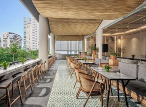 Outdoor dining - Crowne Plaza Hotel Jakarta, an IHG Hotel (Jakarta)
