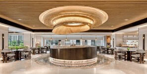 2 间餐厅，供应早餐、午餐和晚餐，日本菜