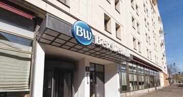 Un edificio con un gran letrero azul que dice 'BW Best Western' y el número '3' que indica su dirección.