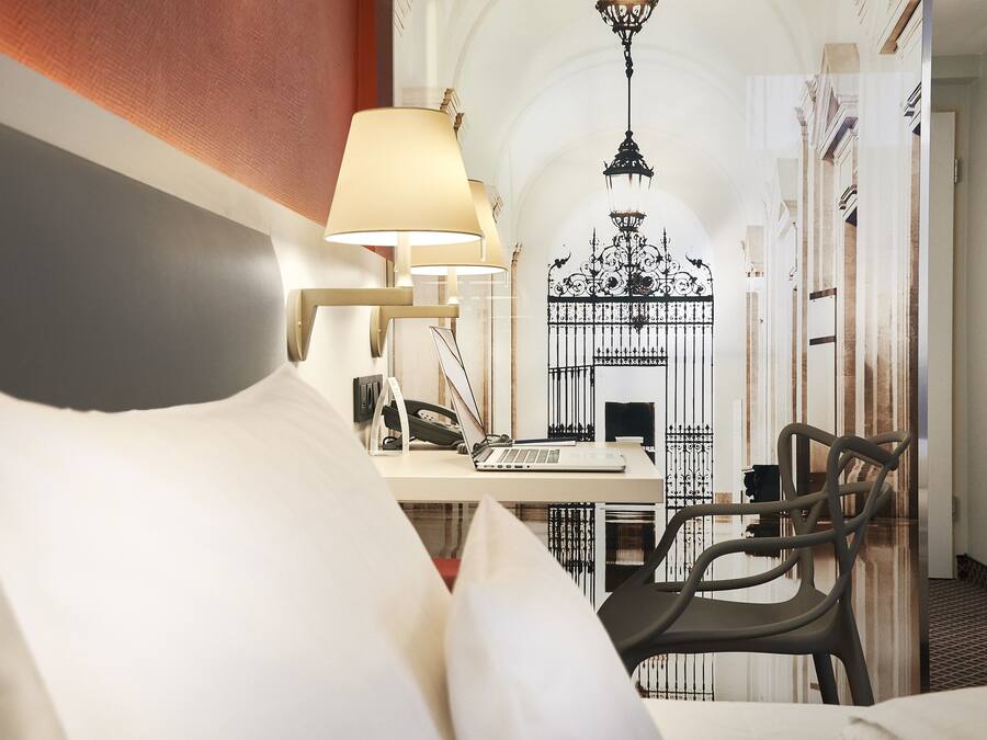 Ropa de cama hipoalergénica y caja de seguridad en la habitación