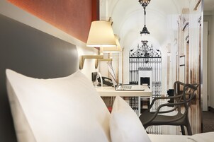 Ropa de cama hipoalergénica y caja de seguridad en la habitación 