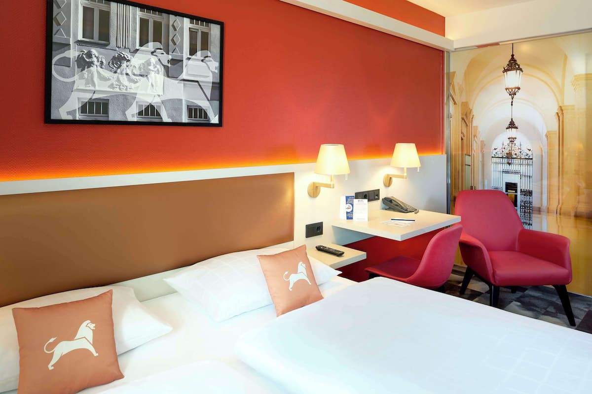 Standard Room, 1 Queen Bed, Courtyard Area