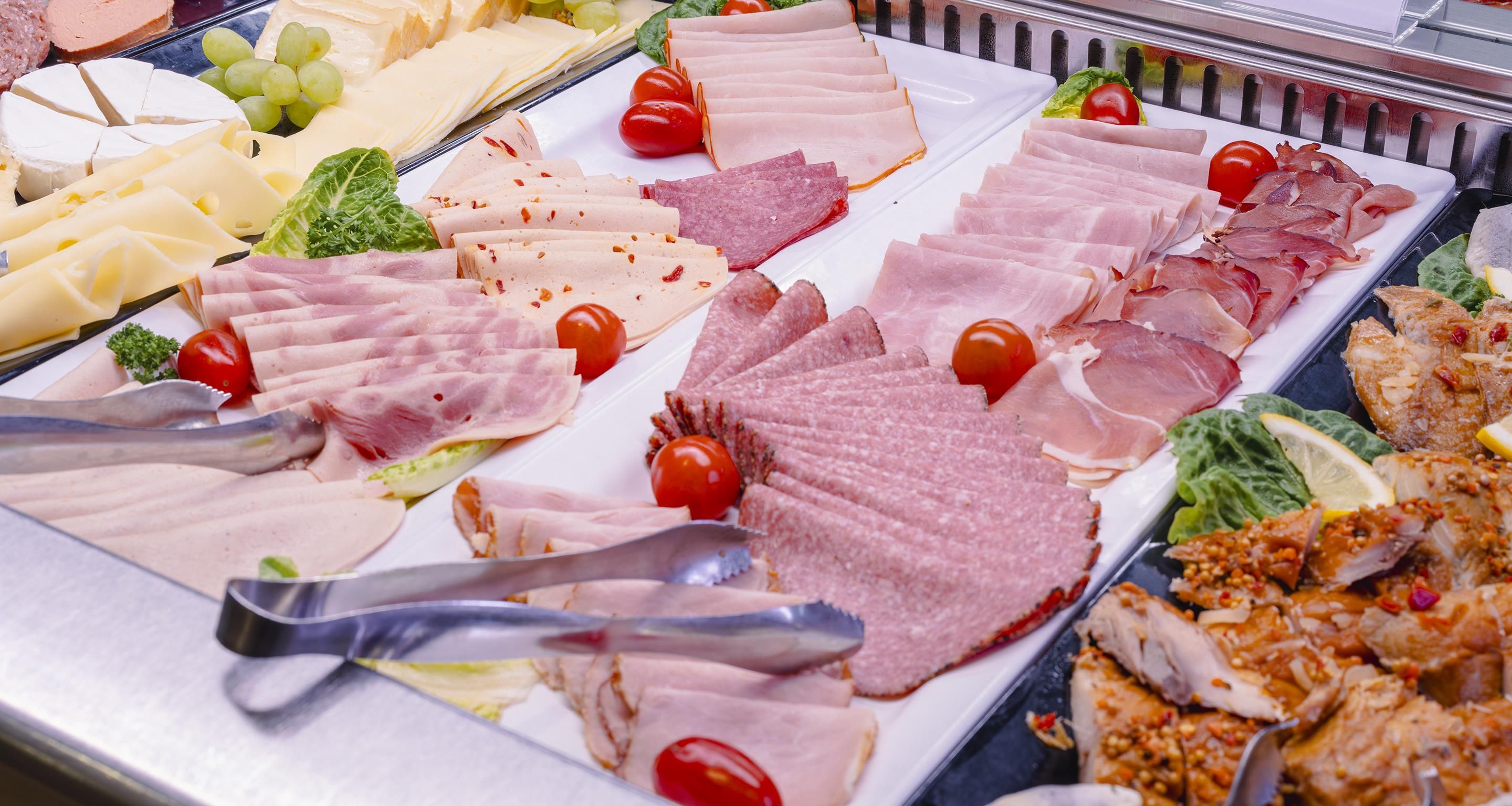 Un assortiment de charcuteries et de fromages présentés sur un plateau.